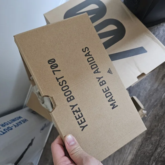 Adidas yeezy Boost 700 Wave Runner Solid Grey Core - Picture 2 of 5